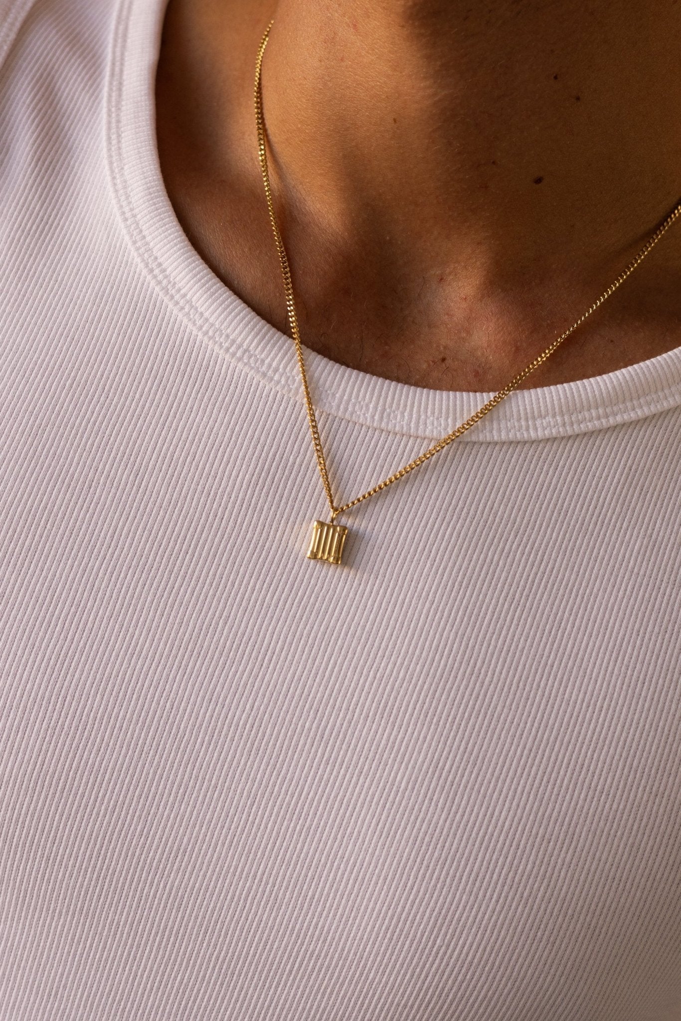 VELAR NECKLACE