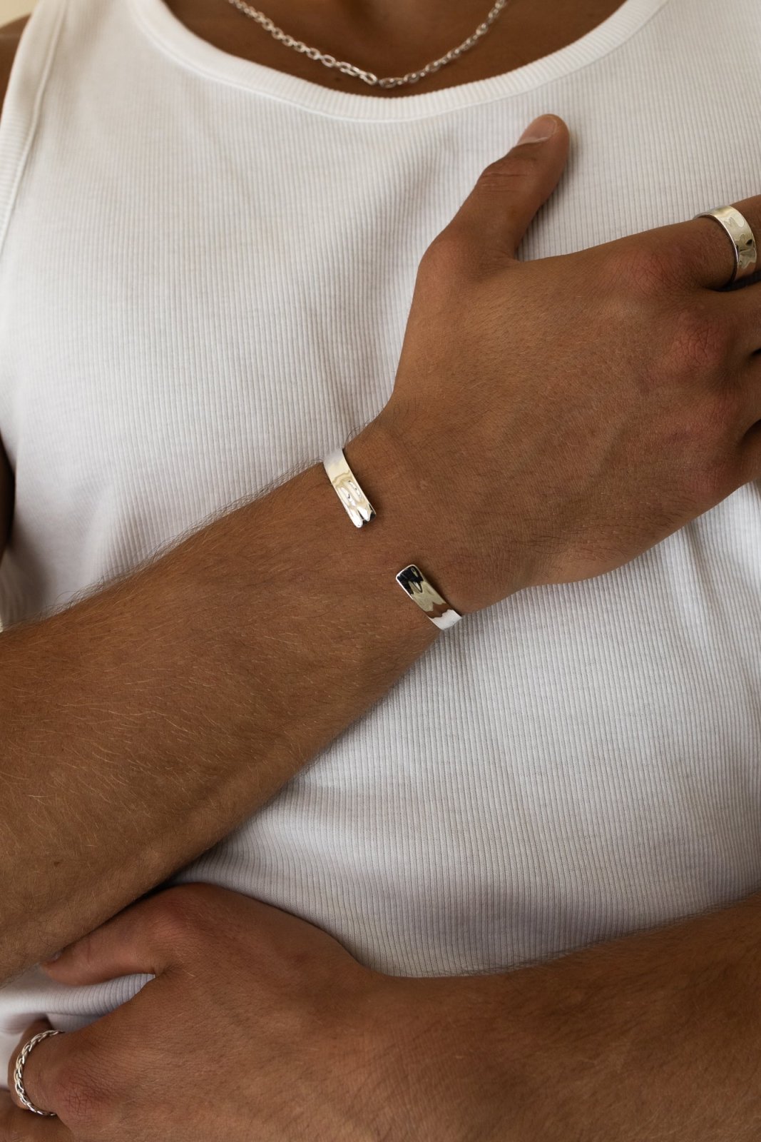 CAINTÈ HAMMERED BRACELET